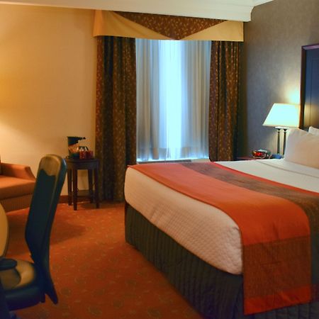 Hamilton Plaza Hotel And Conference Centre Esterno foto
