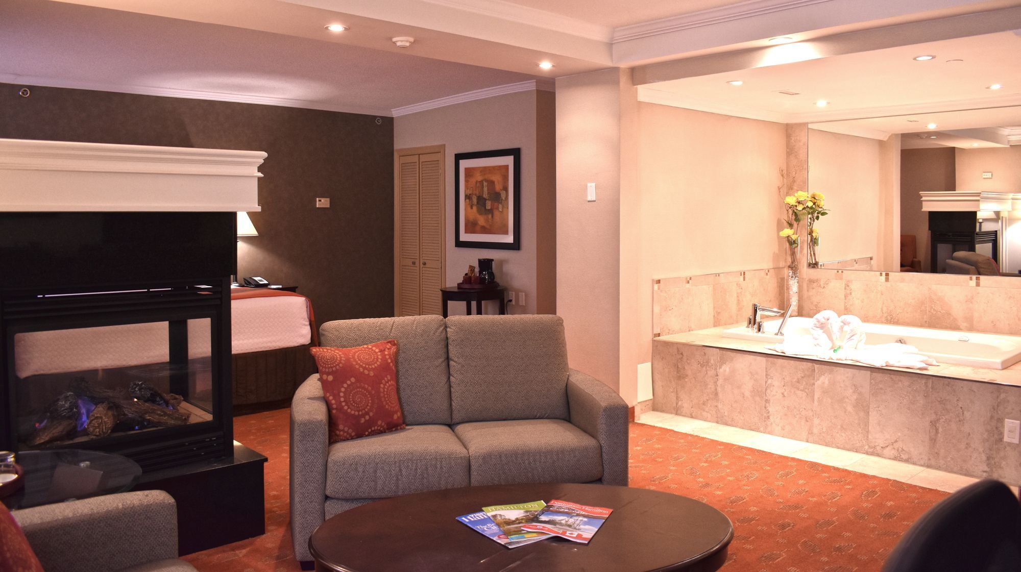 Hamilton Plaza Hotel And Conference Centre Esterno foto